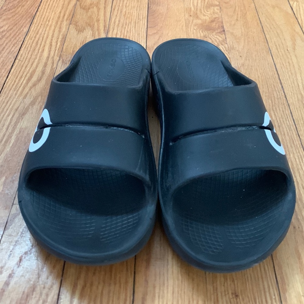 OOFOS Men's Black Slide Sandals with White Logo, size 10 - 8.5/10 condition